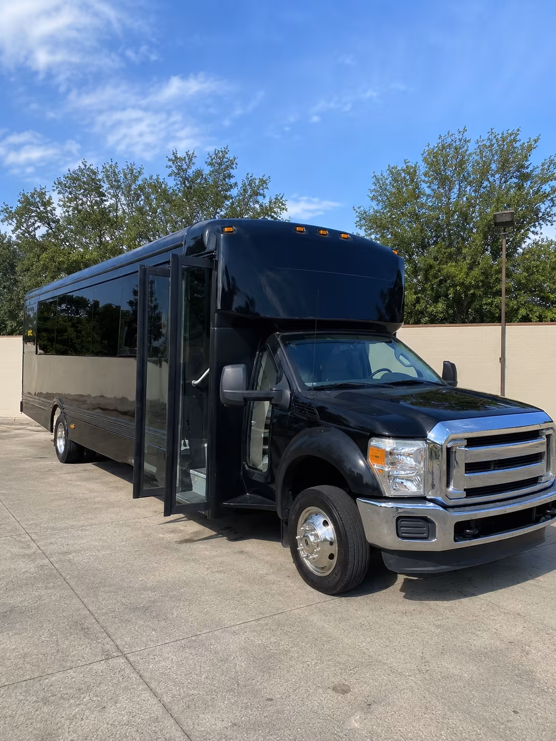 glendale 20 passenger party bus